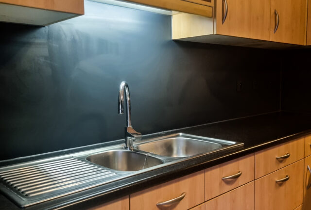 gekleurde spatwand keuken aluminium zwart