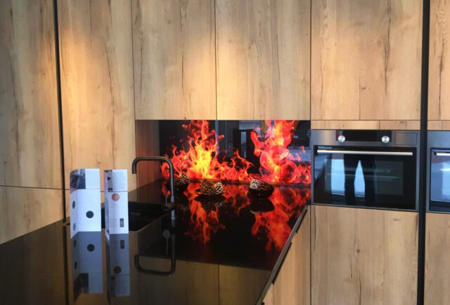Spatwand keuken met led fotoprint vlammen