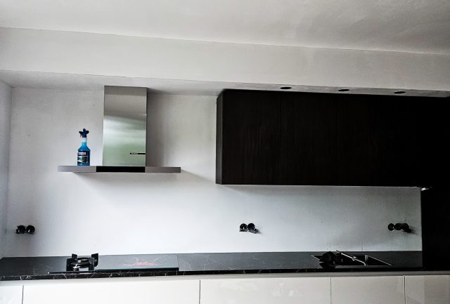 Witte glazen keuken achterwand in Utrecht