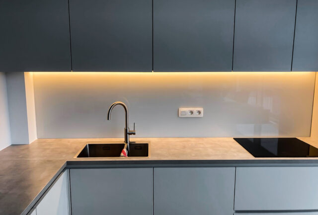 Licht grijze glazen keuken achterwand in Boom