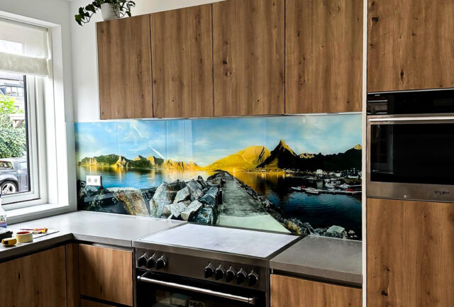 Glazen keuken achterwand in Haarlem met fotoprint van natuurlandschap