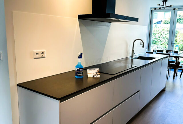 Wit Matte aluminium keuken achterwand in Amstelveen