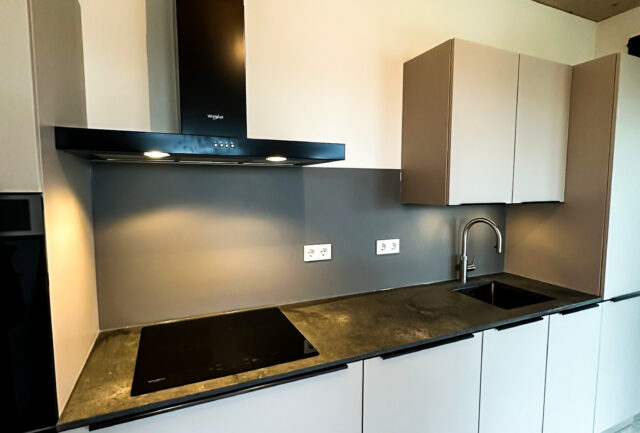 Grijze aluminium keuken achterwand in Amsterdam