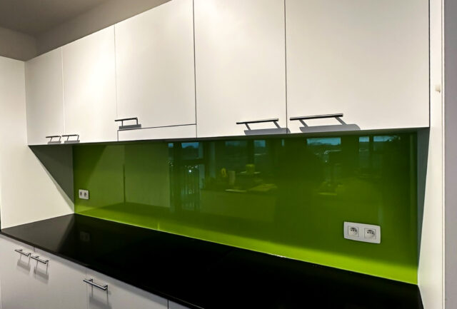 Groene glazen keuken achterwand in Deurne