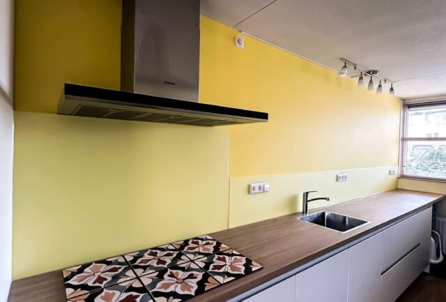 Gele aluminium keuken achterwand in alphen aan de rijn