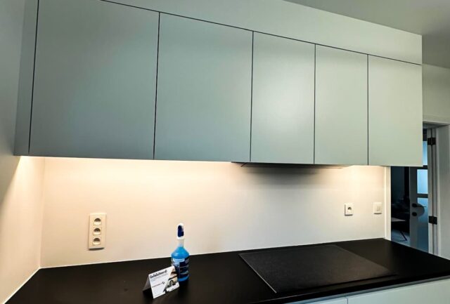 Mat witte aluminum keuken achterewand in lier