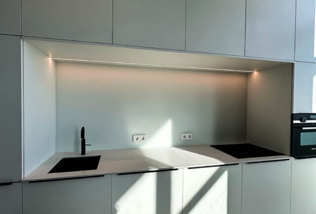 Wit aluminium keuken achterwand in DIemen
