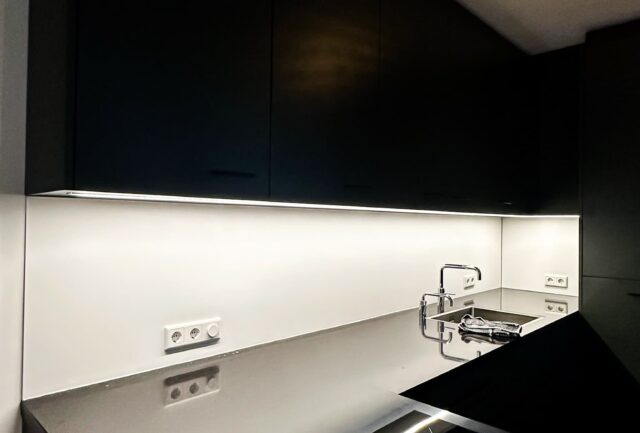 Wit aluminium keukenachterwand in Veldoven