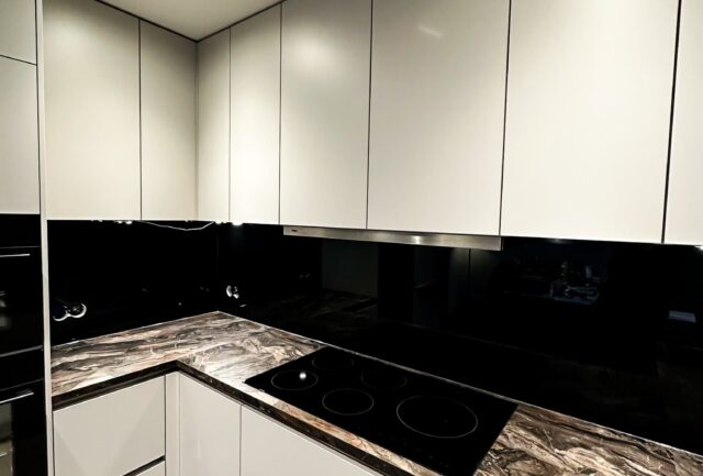 Zwarte magnetisch steel keuken achterwand in Eindhoven